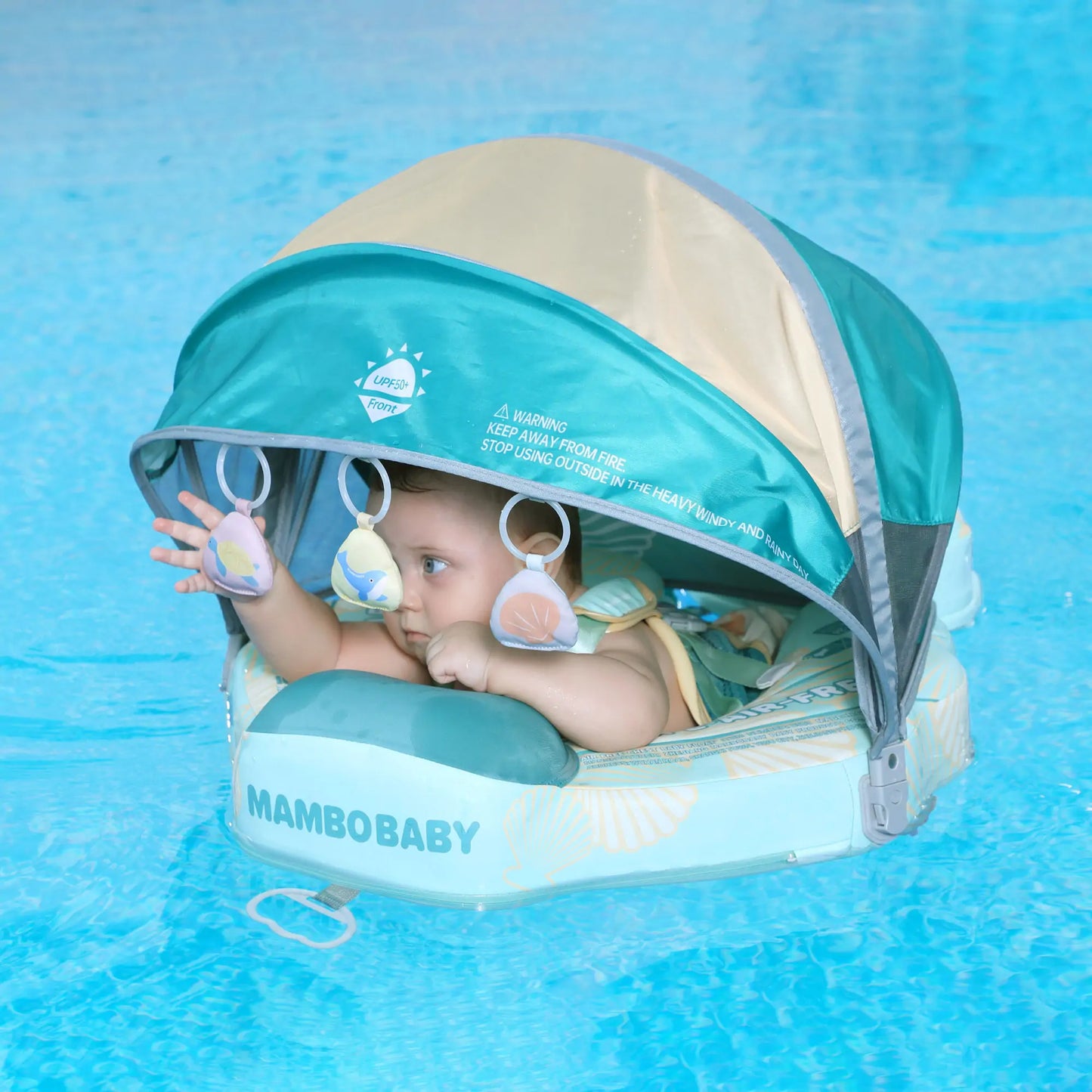 Baby im Mambobaby™ Seashell Schwimmring sicher im Pool