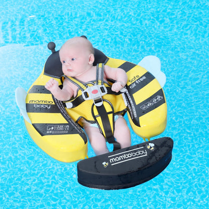 Ein Baby nutzt sicher die Mambobaby™ Biene Schwimmhilfe im Pool für ersten Wasserspaß.