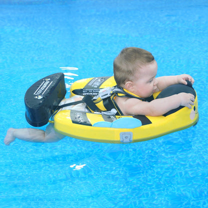 Ein Baby nutzt sicher die Mambobaby™ Biene Schwimmhilfe im Pool für ersten Wasserspaß.