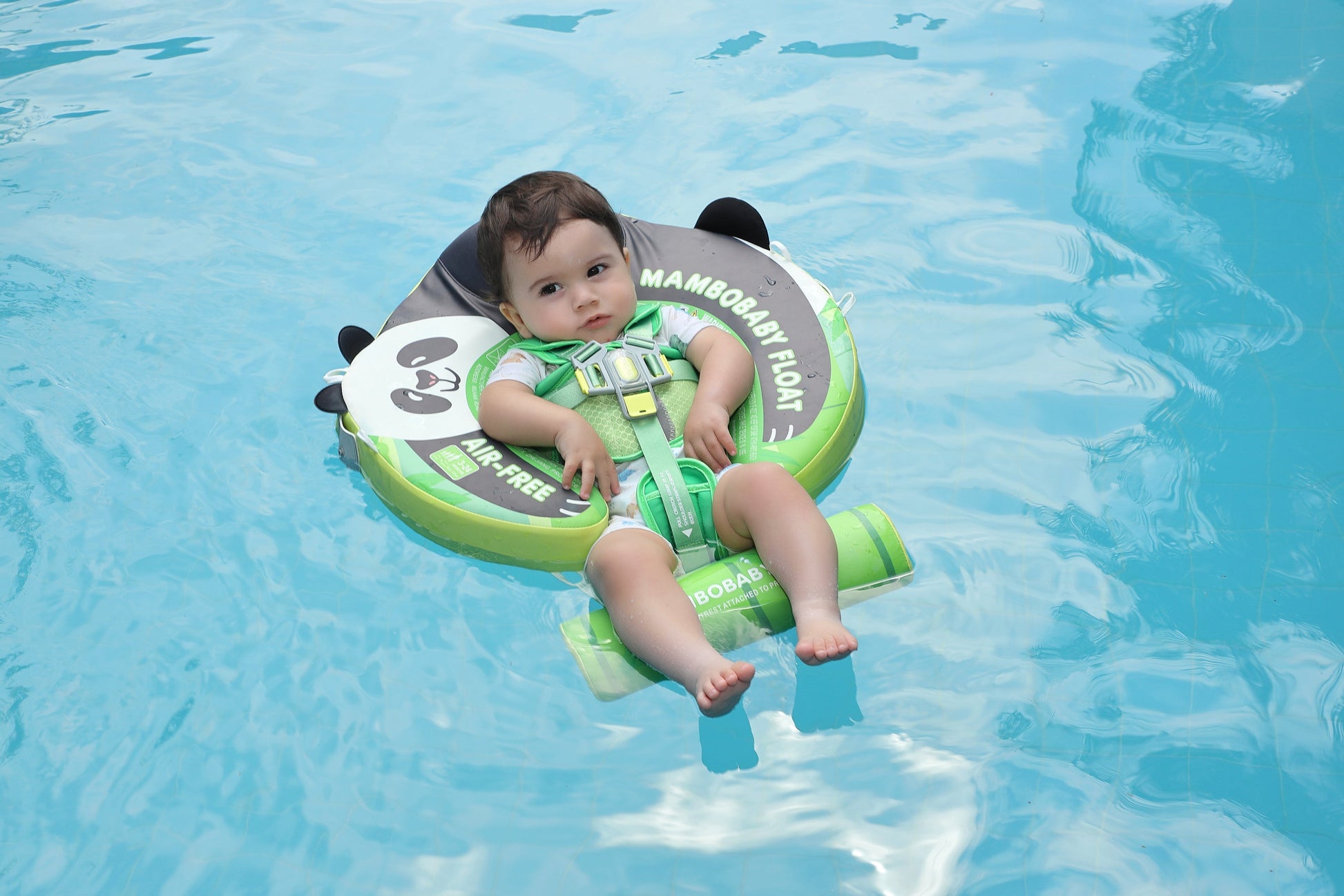 Glückliches Baby benutzt die Mambobaby™ Panda Schwimmhilfe im Pool