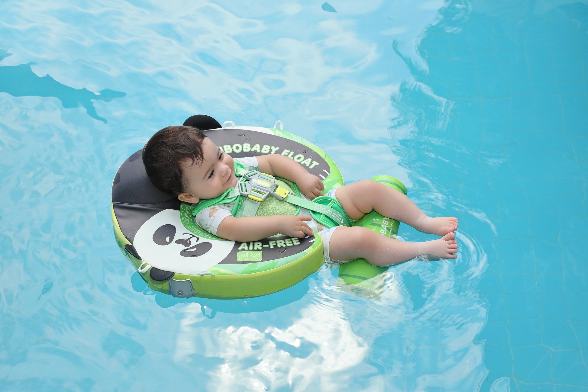 Glückliches Baby benutzt die Mambobaby™ Panda Schwimmhilfe im Pool