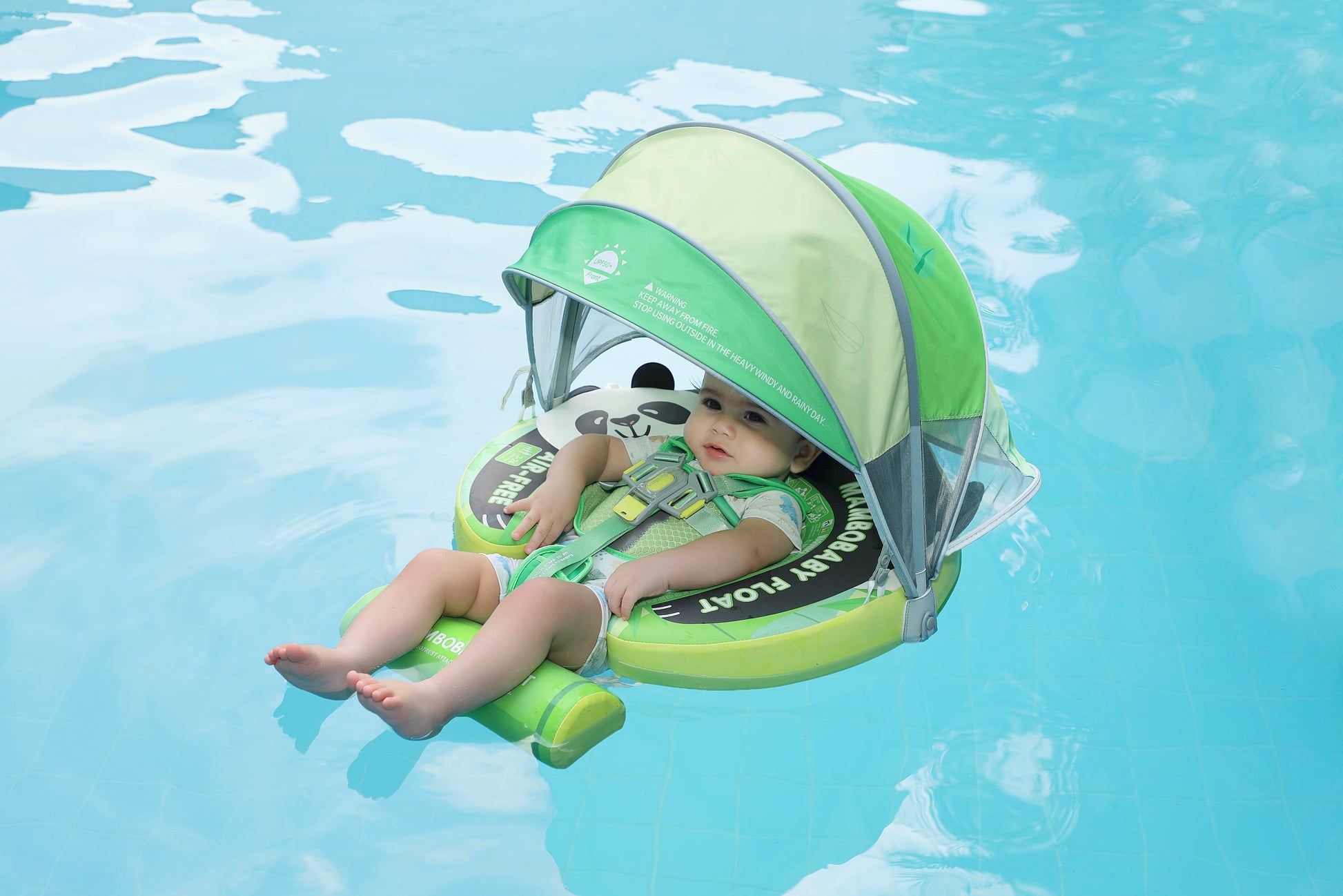 Glückliches Baby benutzt die Mambobaby™ Panda Schwimmhilfe im Pool