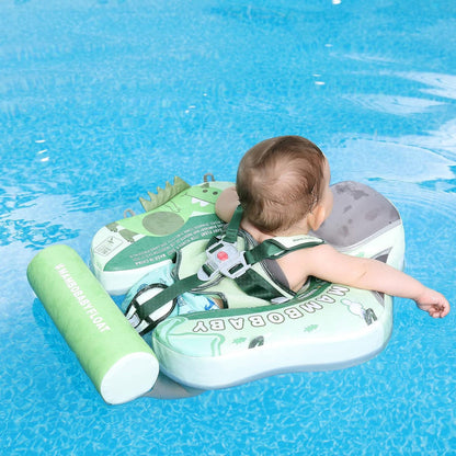 Baby im Schwimmbecken mit der Mambobaby™ Dino Edition in der stabilen 40-Grad-Lage.