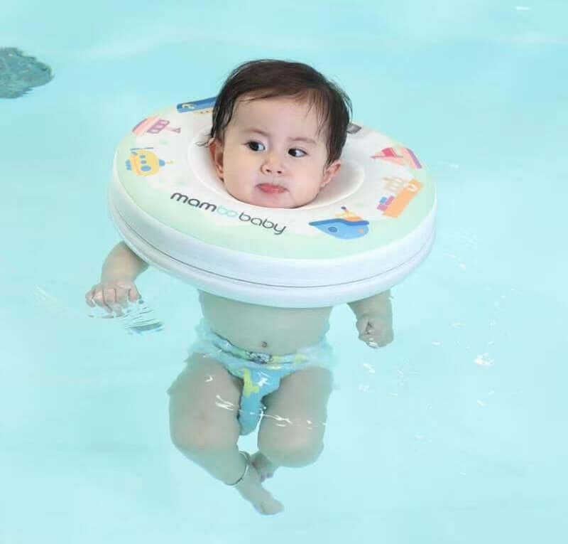 Ein Baby nutzt die Mambobaby™ Boats Edition sicher im Baby Spa für das Schwimmtraining.