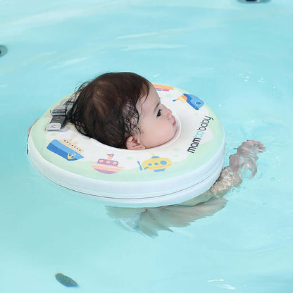 Ein Baby nutzt die Mambobaby™ Boats Edition sicher im Baby Spa für das Schwimmtraining.