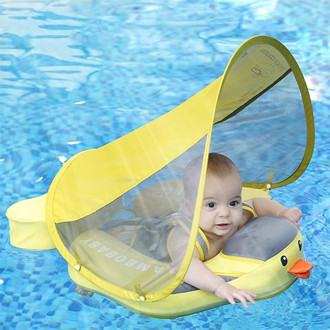 Ein Baby nutzt die Mambobaby™ Ente Edition im Pool für sicheres Schwimmtraining.