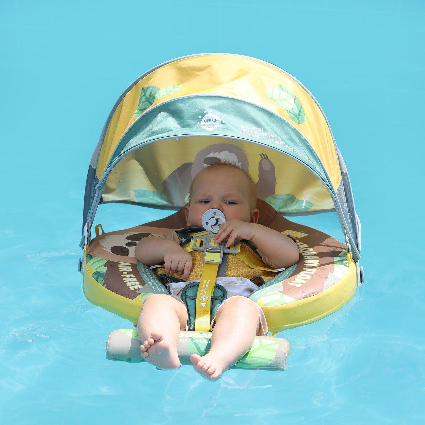 Baby benutzt die Mambobaby™ Faultier Schwimmhilfe sicher im Pool