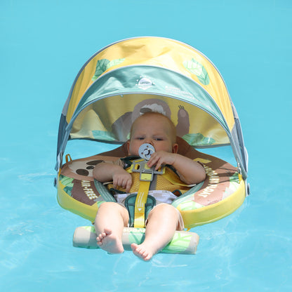 Baby benutzt die Mambobaby™ Faultier Schwimmhilfe sicher im Pool