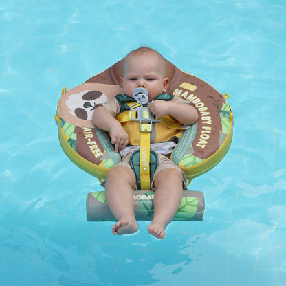 Baby benutzt die Mambobaby™ Faultier Schwimmhilfe sicher im Pool
