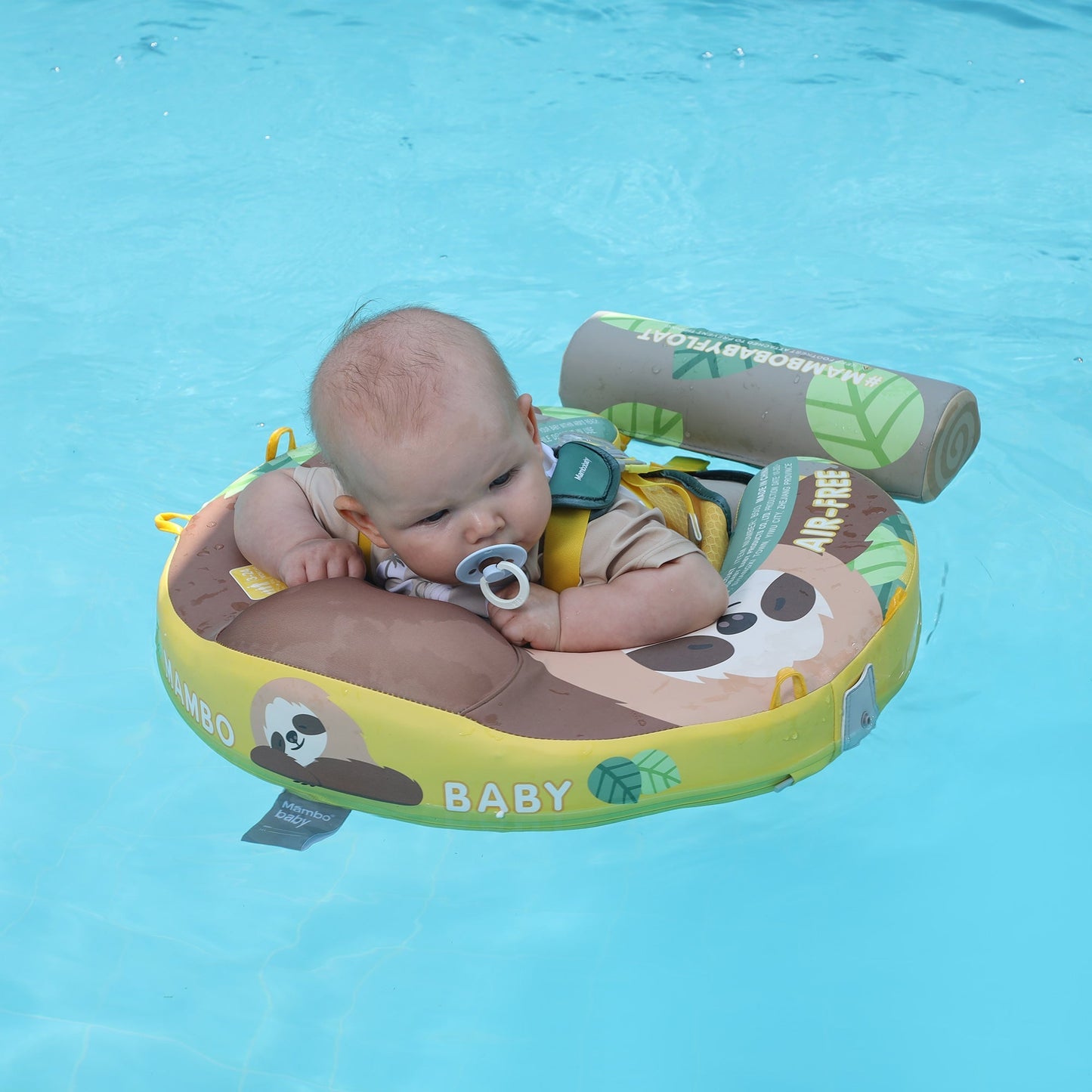 Baby benutzt die Mambobaby™ Faultier Schwimmhilfe sicher im Pool