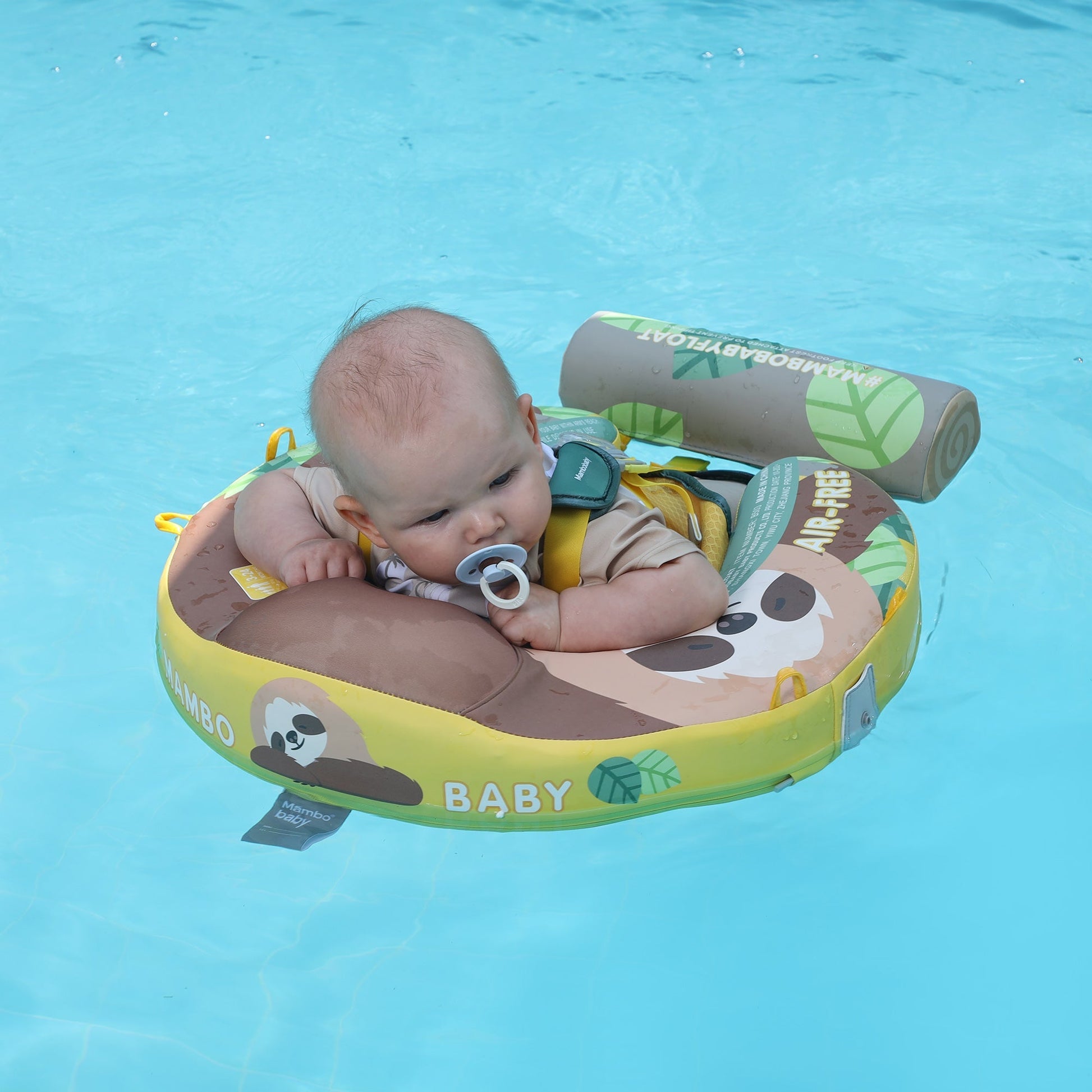Baby benutzt die Mambobaby™ Faultier Schwimmhilfe sicher im Pool