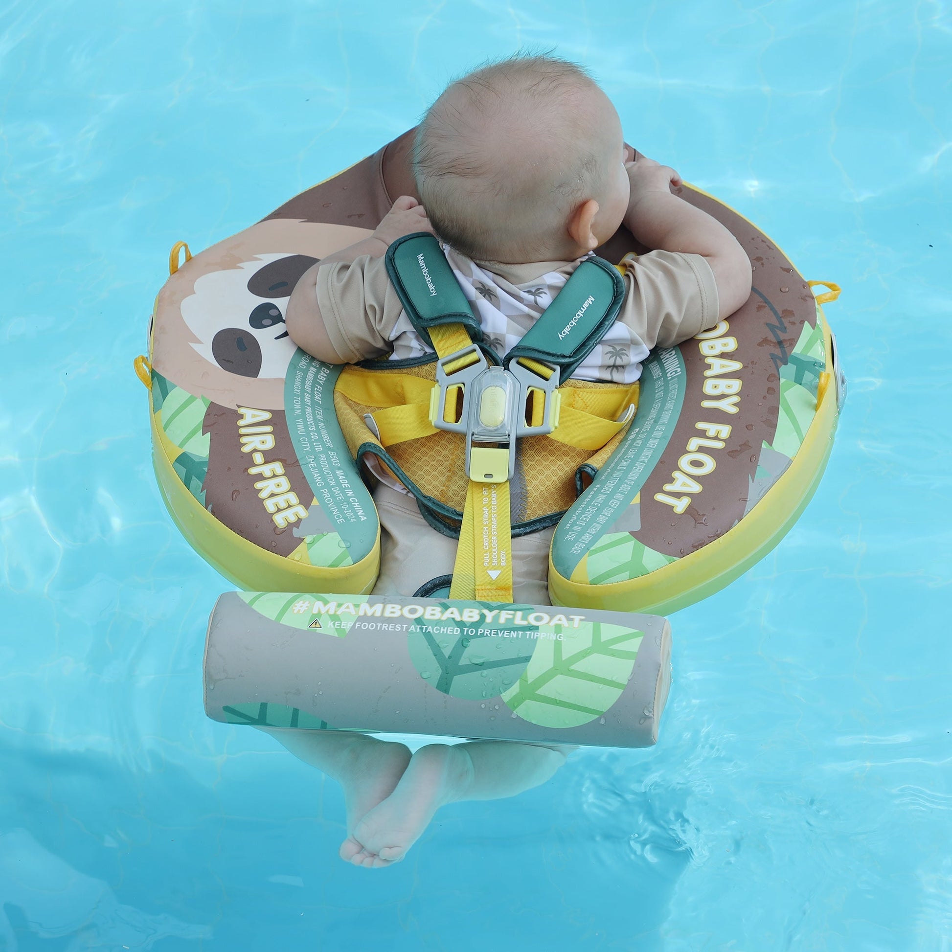 Baby benutzt die Mambobaby™ Faultier Schwimmhilfe sicher im Pool