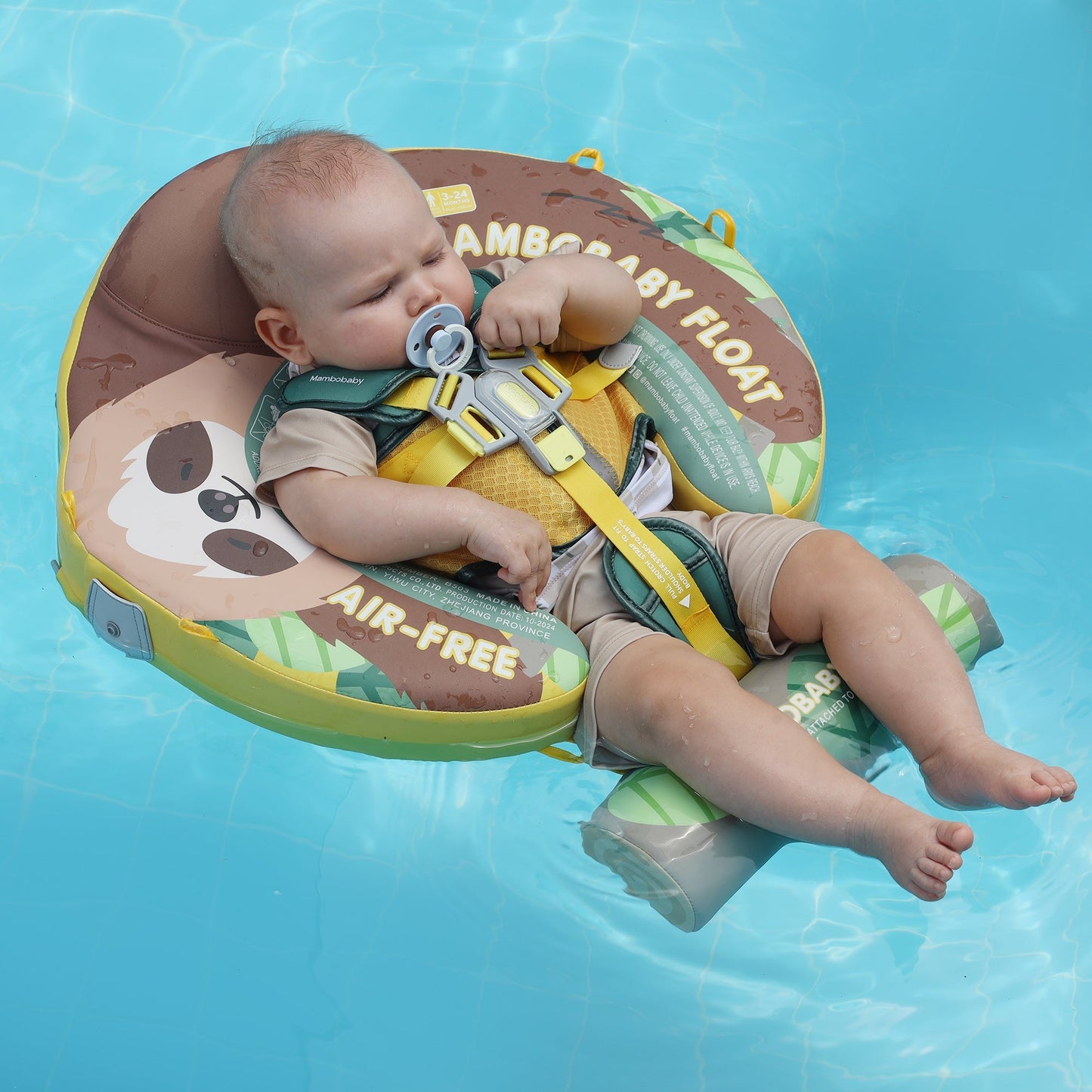 Baby benutzt die Mambobaby™ Faultier Schwimmhilfe sicher im Pool