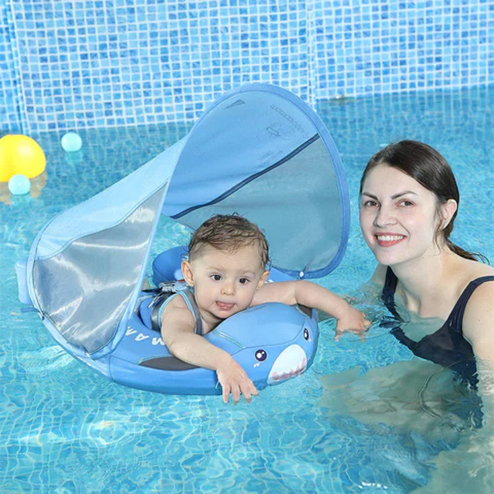 Ein Baby nutzt die Mambobaby™ Shark Edition sicher im Pool für Schwimmtraining.