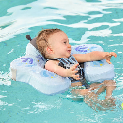 Ein Baby nutzt sicher die Mambobaby™ Butterfly Schwimmhilfe im Schwimmbecken.