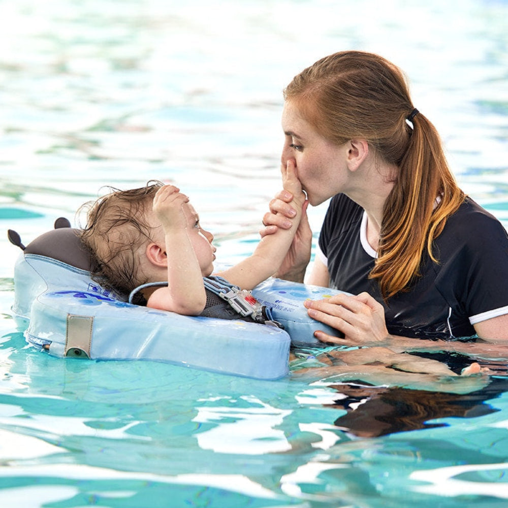 Baby im Wasser mit dem Mambobaby™ Butterfly Schwimmtrainer
