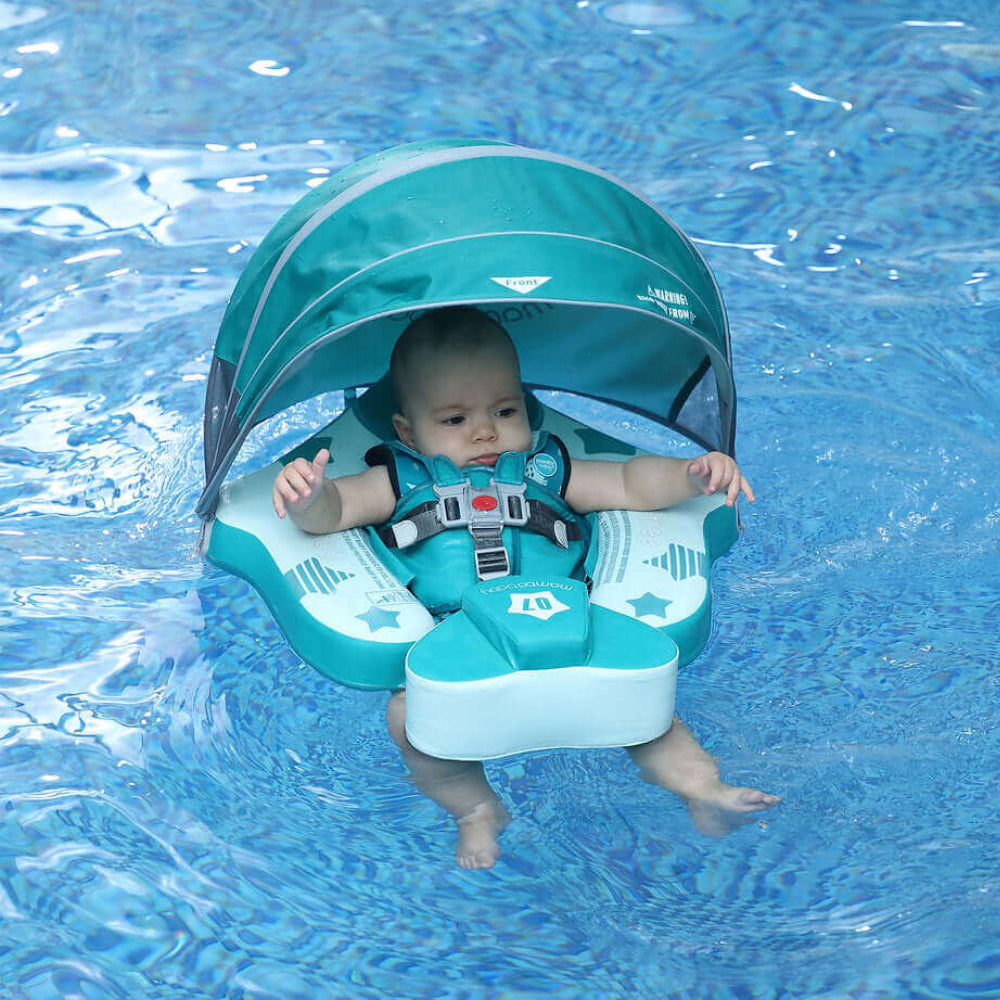 Ein Kleinkind nutzt sicher die Mambobaby™ Airplane Explorer Schwimmhilfe im Pool.
