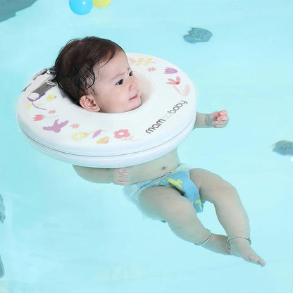 Ein Neugeborenes nutzt sicher die Mambobaby™ Floral Halskrause im Baby Spa.