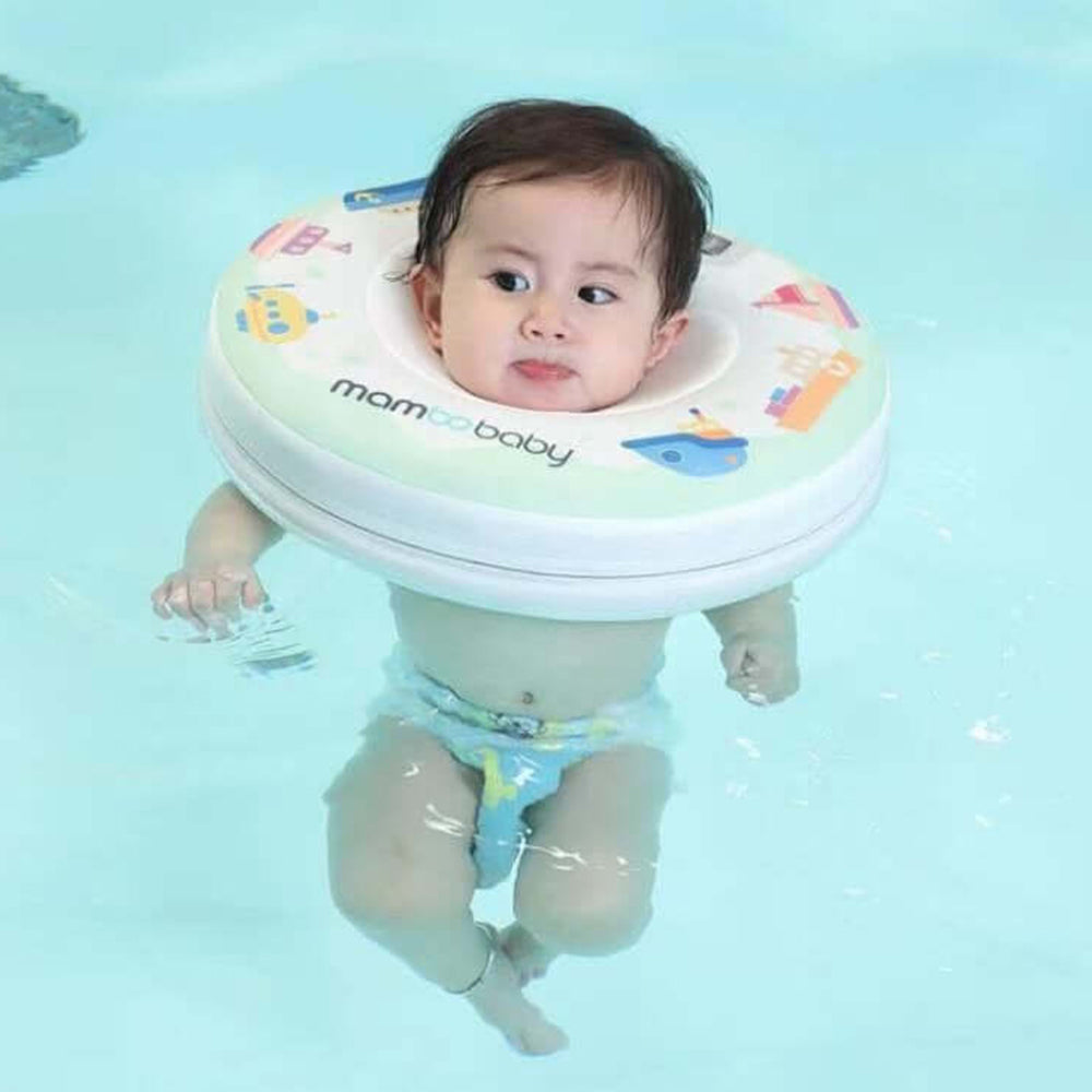 Ein Neugeborenes nutzt sicher die Mambobaby™ Floral Halskrause im Baby Spa.