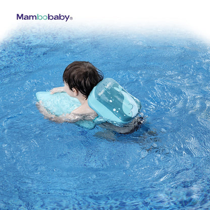 Ein Kind nutzt den Mambobaby™ Kids Back Float sicher für das Schwimmtraining.