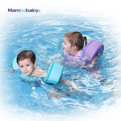 Ein Kind nutzt die Mambobaby™ Schwimmlernhilfe sicher im Pool.