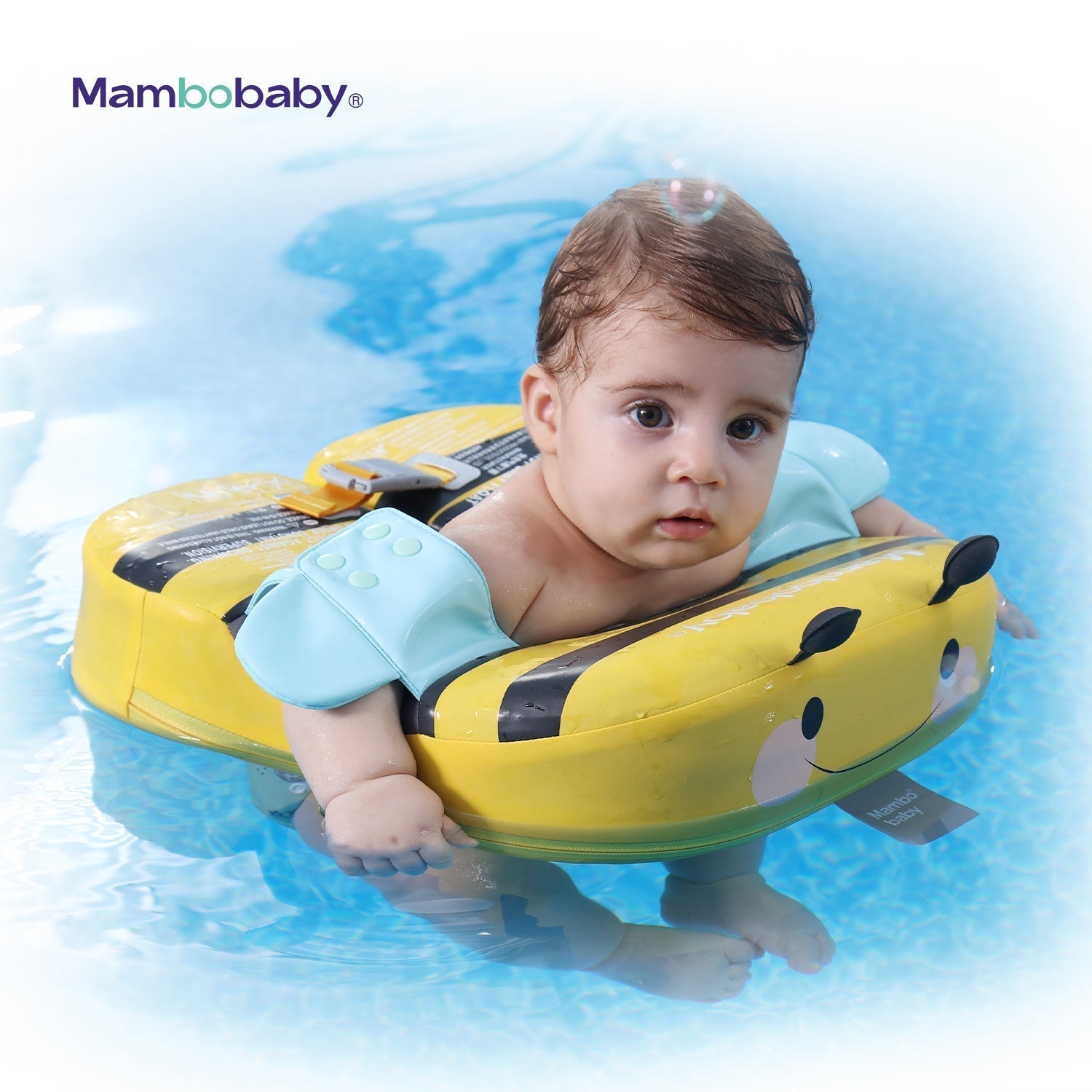 Kleinkind nutzt den Mambobaby™ Biene Schwimmring im Wasser