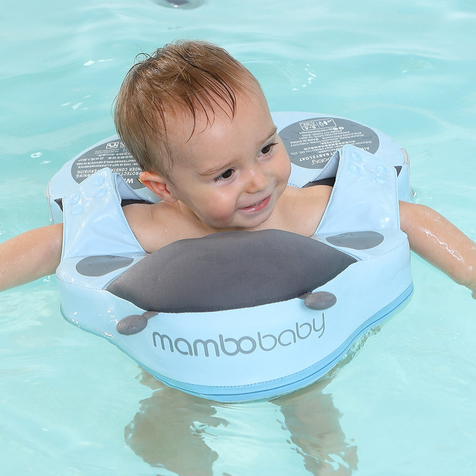 Ein Kleinkind nutzt den Mambobaby™ Marienkäfer Schulter-Trainer sicher im Pool.