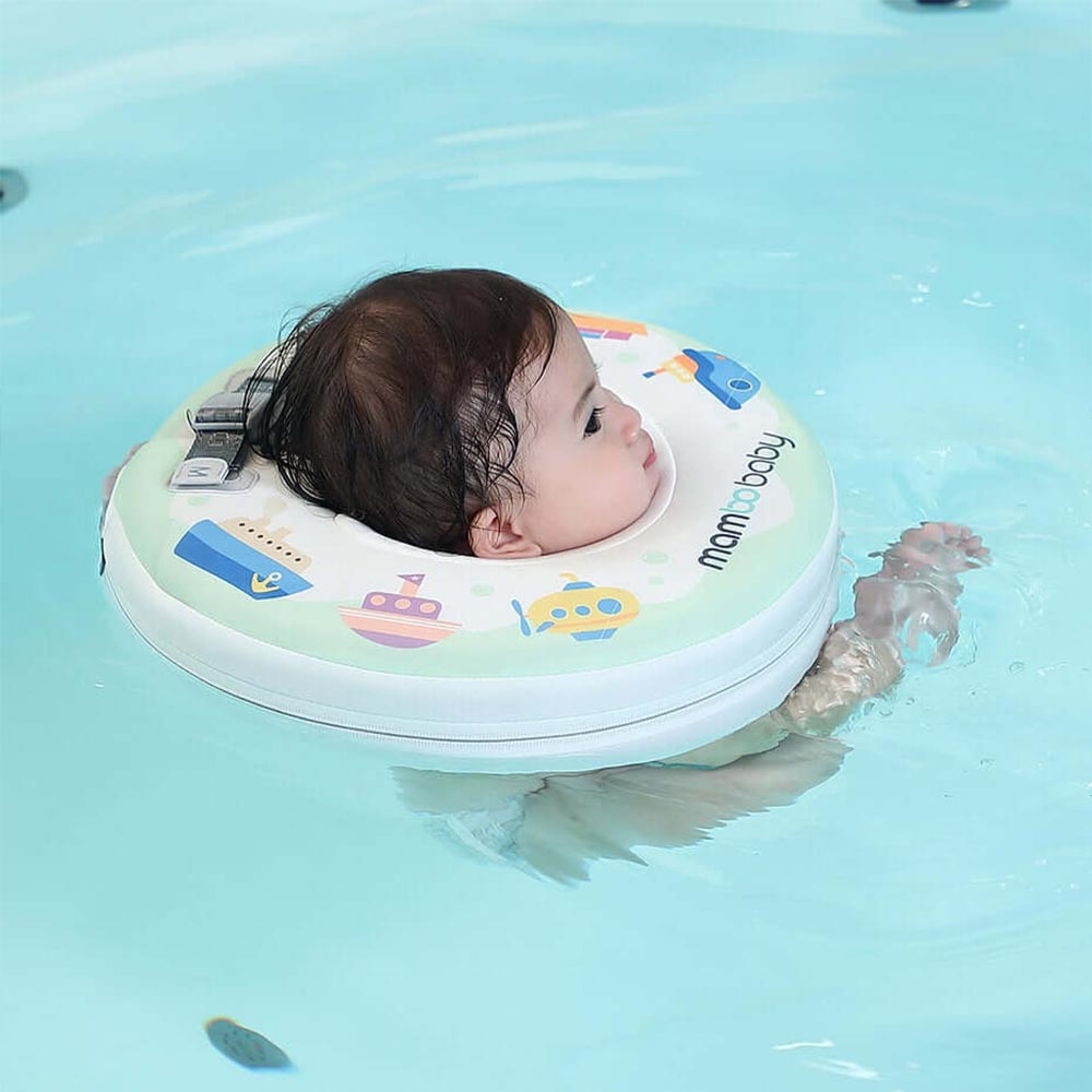 Einfache Anwendung der Mambobaby™ Floral Halskrause im Badealltag.