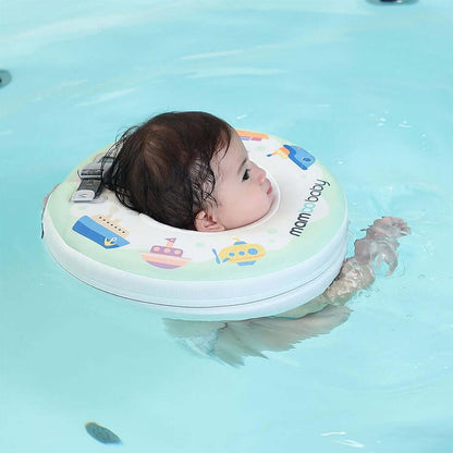 Einfache Anwendung der Mambobaby™ Floral Halskrause im Badealltag.