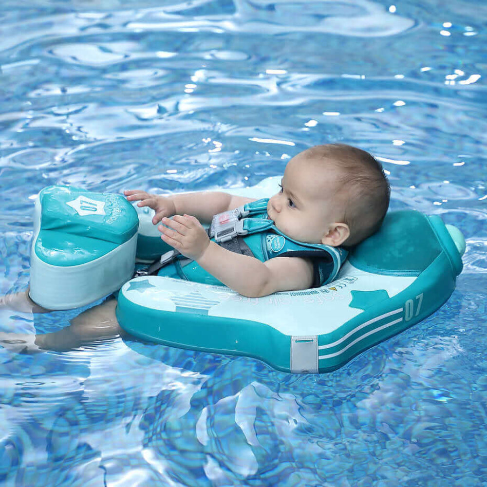 Unterstützte Brust- und Rückenschwimm-Positionen der Mambobaby™ Airplane Hilfe.