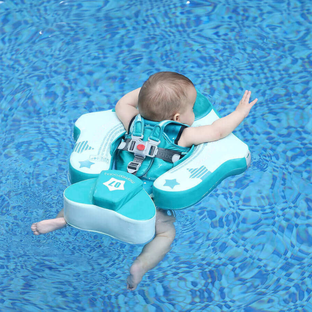 Unterstützte Brust- und Rückenschwimm-Positionen der Mambobaby™ Airplane Hilfe.