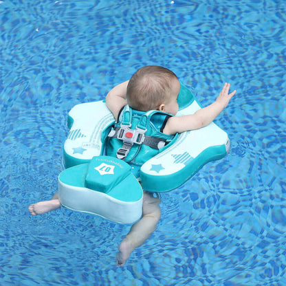 Unterstützte Brust- und Rückenschwimm-Positionen der Mambobaby™ Airplane Hilfe.
